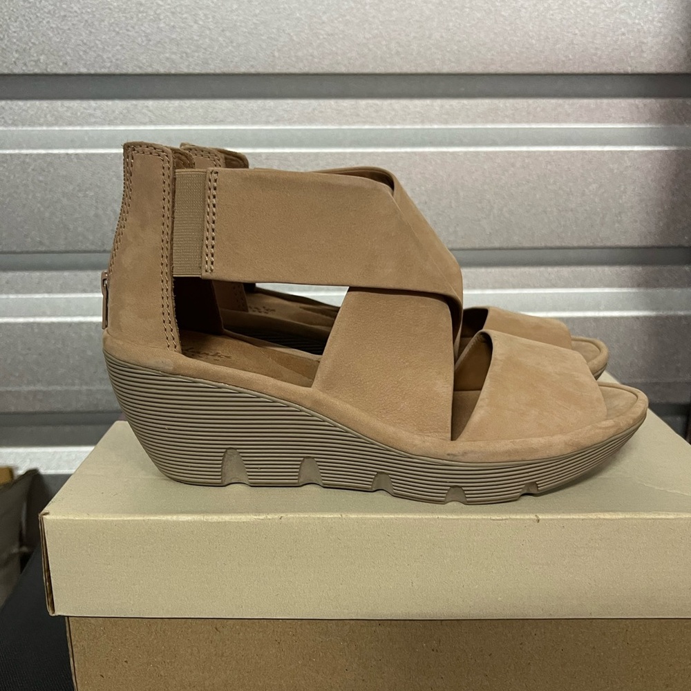 Clarks Tan Wedge Sandals with Geometric Design nwt zipper 8.5